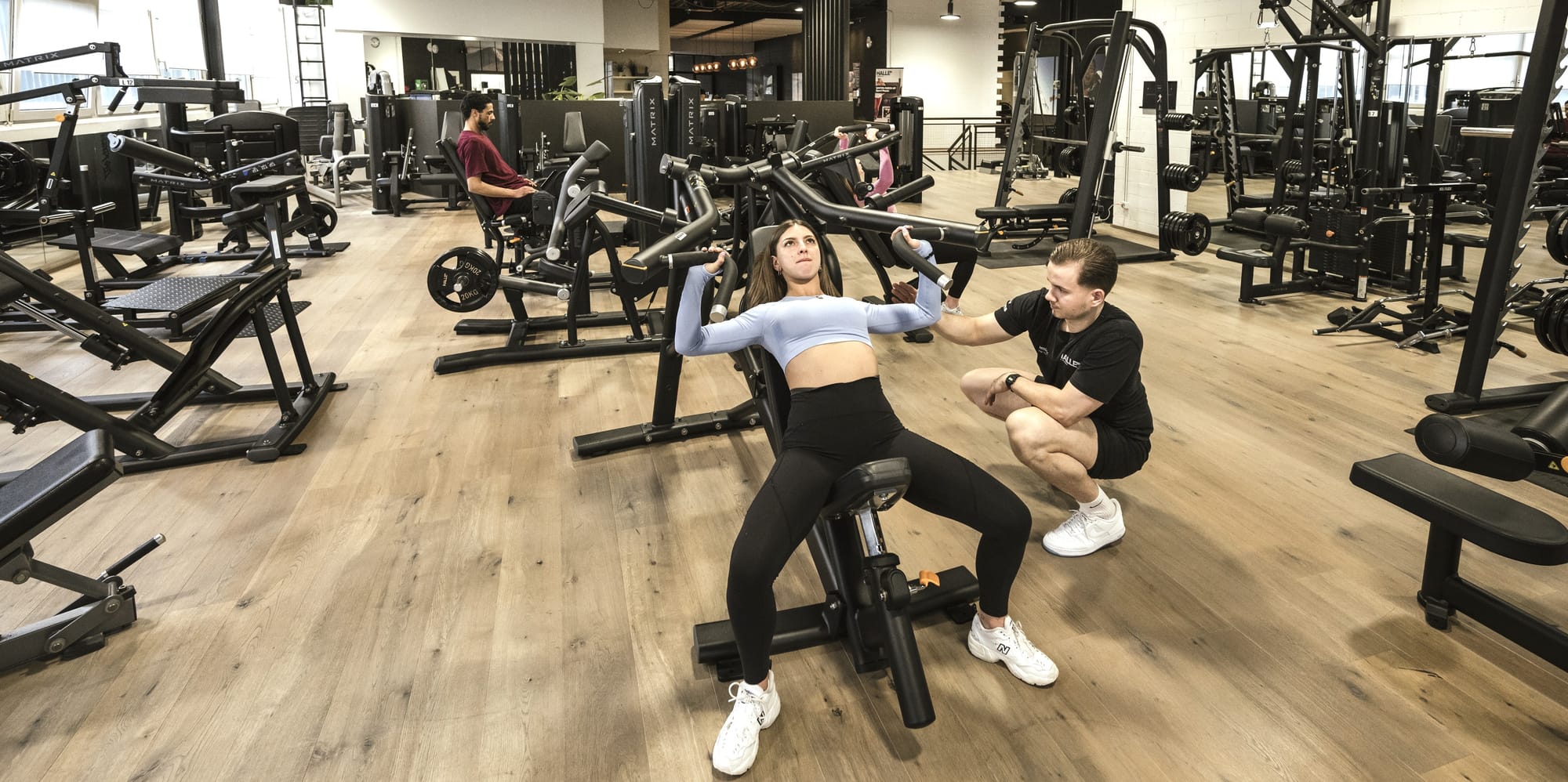 Athletische Frau im Krafttraining